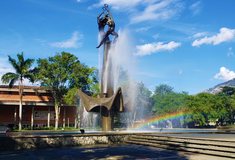 BolisDecien's tweet photo. #SOSudea El alma mater, la Universidad de Antioquia a la que muchos soñamos pertenecer está en crisis, la desfinanciación está a punto de llevarse los sueños de miles de estudiantes que sin el carácter público de la misma jamás podrán culminar sus estudios https://t.co/0otc03wM5D