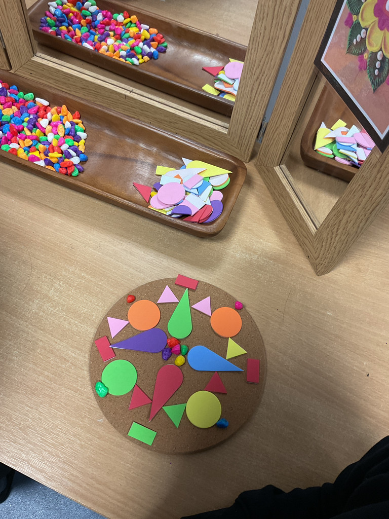 EYFSStMargaret1's tweet photo. Today the children did some transient art using the loose parts to create their very own Rangoli patterns🪔 #eyfs #Diwali #eyfsprovision #looseparts #finemotor #transientart #rangolipatterns #fingergym https://t.co/Bl61RqkWRe
