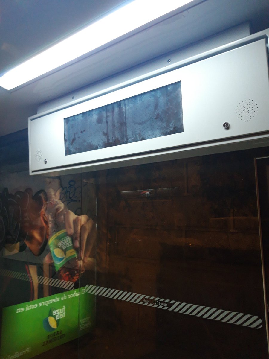 E digo eu, para qué carallo servirá este trebello que hai tantos meses puxeron na parada do bus? Sempre unha pantalla neghra, un blackmirror, responde co silencio... cri, cri...