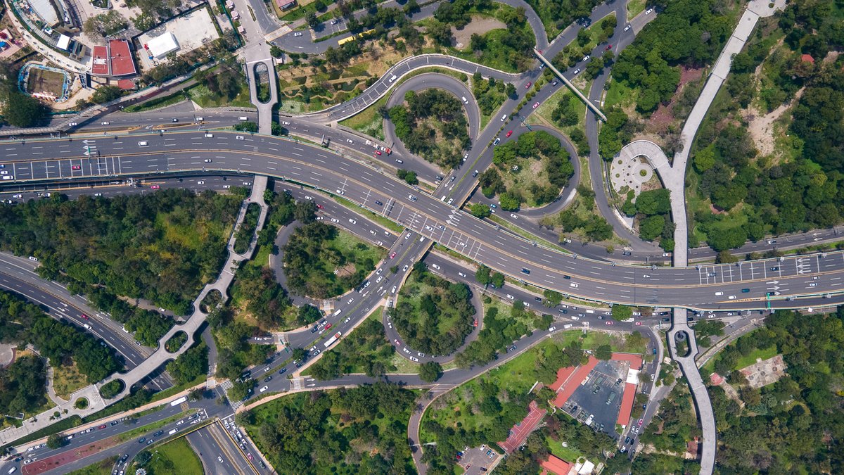 ChapultepecCDMX's tweet photo. ¿Qué tanto puede cambiar un espacio en seis años? 👀

Las Calzadas Flotantes ponen fin a un problema de conectividad de más de 50 años, ya que permiten el cruce seguro de peatones y ciclistas entra la Primera y la Segunda Sección del Bosque de Chapultepec  🚴🚶 https://t.co/C3Gej1lwNk