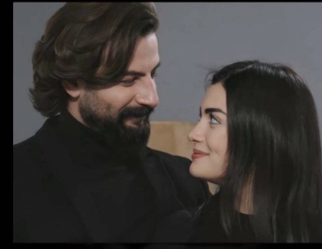 أعطيها من وقتي تسولف وأسمعها
وأرخي لها فؤادي وأرخي مسمعي

من كثر ما قلبي  و تفكيري معها
أشتاق لها حتى وهي يتكلم معي
#تدل_دربها