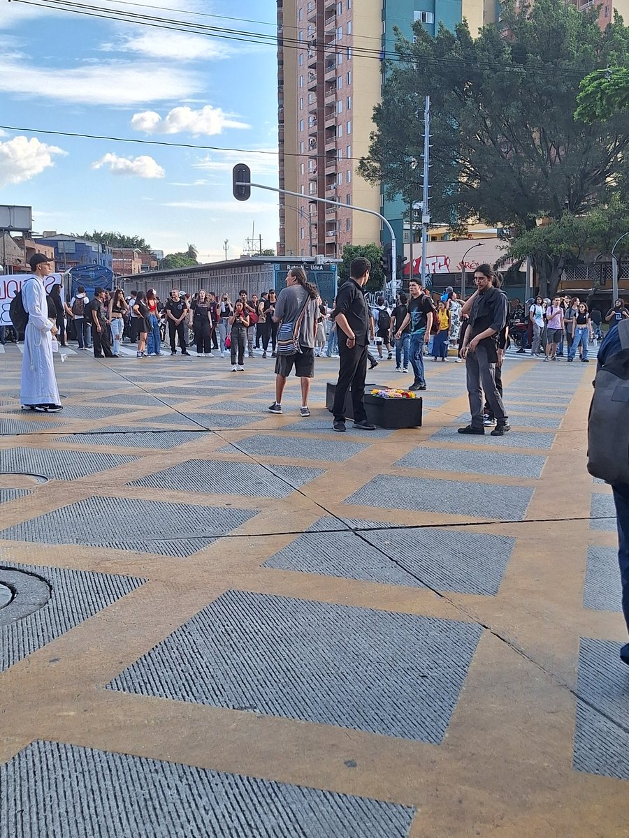 todomestresa's tweet photo. En ese ataúd está nuestra universidad, la universidad pública, la del pueblo.
Pública la recibimos, pública la devolvemos #SOSUDEA https://t.co/7BX9MZP3Jz