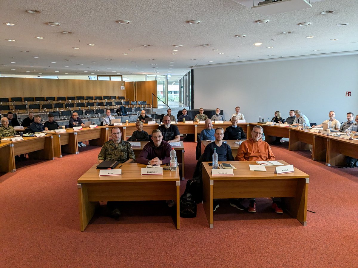 Diese Woche startete die Weiterbildung „KICK KI in der Bw“ mit 40 Personen. Hier werden Grundlagen der KI besprochen.

This week the training program “KICK KI in the Bw” has started with 40 participants. The program ist about general AI topics.
#HSU #UniBwM #PlanungsamtderBw