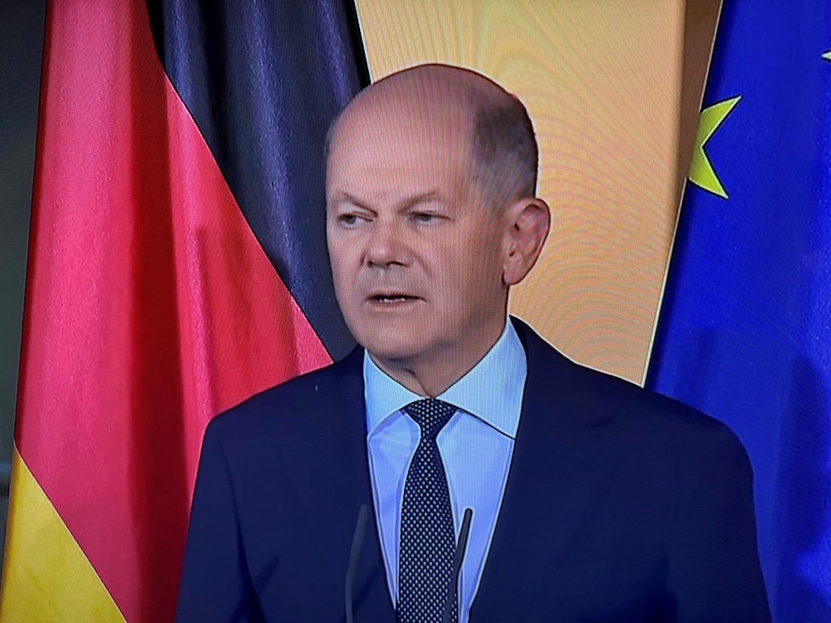 LeonTMueller's tweet photo. Soeben hat @OlafScholz  in epischer Breite mit @c_lindner abgerechnet. Er wurde emotional, wirkte verärgert, gekränkt, wurde deutlich, teils persönlich. Man könnte auch sagen: Radikal. Der Mann, der zuletzt immer wieder den Eindruck bestätigte, stärker mit Teflon beschichtet zu sein als seine Vorgängerin im Amt, hat damit eine beeindruckende Schwäche als Führungskraft offenbart: Er hat die Verantwortung für das Scheitern dieser (von Beginn an schwierigen) Koalition von sich gewiesen. Christian Lindner ist schuld. Ist es so einfach? 
Mitnichten. Lindner hat spät, weil erst kürzlich, einige kluge Vorschläge gemacht, die #Wirtschaft wieder in Schwung zu bringen. Das ist dringend geboten. Wir stecken in der Sackgasse. Das sieht man gerade heute, an dem Tag, an dem @realDonaldTrump triumphal die #Präsidentschaftswahlen in den #USA für sich entschieden hat. Während der Dow Jones 3,5 Prozent zulegt, fällt der #DAX um 1,1 Prozent. Die Schere, sie beginnt sich nun zu öffnen. Eine zahnlose, weil nicht einige Ampelkoalition ist vieles, doch gewiss ist sie nicht in der Lage das Land voranzubringen. Dafür Christian Lindner allein die Verantwortung in die Schuhe schieben zu wollen, wirft eine zentrale Frage auf: Hat Olaf Scholz in seinem Amt als Bundeskanzler versagt? Wo war seine Führungsstärke? Weshalb hat er die Koalitionäre nicht vereinigen können, sie von seinen Ideen überzeugen können? 
"Sind sie zufrieden mit der Bundesregierung?", fragte die #ARD zuletzt. 14 Prozent der Befragten sagen: "Ja." 14 Prozent. Olaf Scholz hat nach seiner Lindner-Schelte erklärt, er würde die #Vertrauensfrage im #Bundestag stellen (wollen). Das sollte er. Das Volk - es hat ihm längst das Misstrauen ausgesprochen. Zeit zu gehen. Besser gestern als heute.
Wir beim @aktionaer werden die Entwicklung mit offenen Augen verfolgen und bewerten. Der Neuanfang birgt eine Chance.