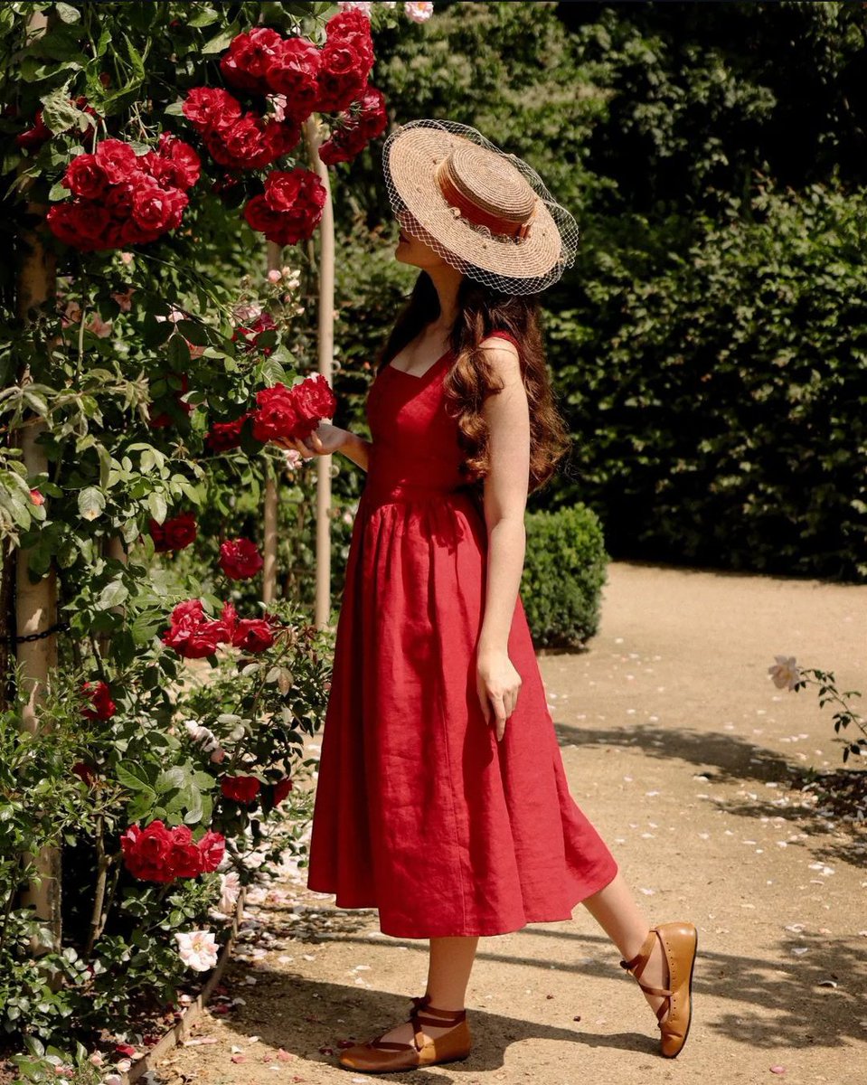 ❀ ᭄
ْ

- لجائع العطر  الورد بوصلة

           ᥫ᭡    ˓٭˛✿| • 𓏲 •
_______________________
  
#وَردھ