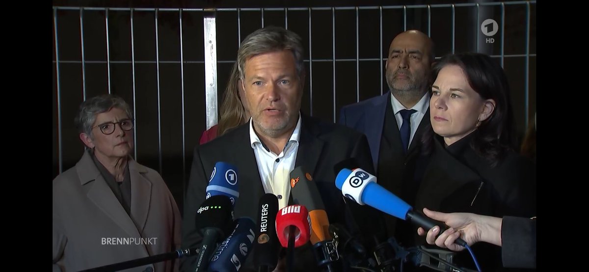 ncht_brn's tweet photo. Christian Lindner, in seinem neuen Job als Hand https://t.co/eEdBRJrsOr
