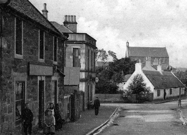 tourscotland's tweet image. Old Tour #Scotland Ancestry Travel visit Genealogy Scottish Family History Blog photography of a shop, houses, people and thatched cottage on Bridge Street in #Slamannan. The village is 4.6 miles south west of #Falkirk, and 6 miles east of #Cumbernauld tour-scotland-photographs.blogspot.com/2019/02/old-ph…