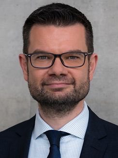 fasanenkahn's tweet photo. Wie ich mit 3 Finanzministern im Mund das Kanzleramt verlasse https://t.co/pwdIF6P7Rl