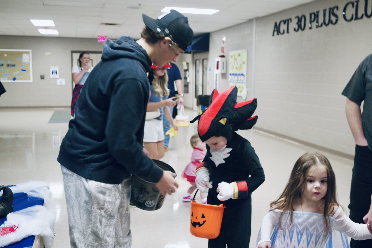 Big shoutout to our Lacrosse Boys for bringing the energy (and candy!) to Track-or-Treat!! They handed out treats to all of the kids and kept the Halloween spirit alive, even though we had to move the party inside due to the rain… So proud of our boys, WAY TO GO STARS! 🌟🌟🌟