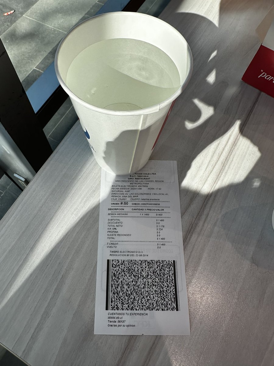 _CarlosFZ's tweet photo. Fui a KFC Concon, no venden agua embotellada ni jugo, solo bebidas. Me cobraron $1.400 por vaso con agua de la llave para mi hija, que no toma ni bebida ni jugo. El colmo que cobren x agua de la llave. Según supervisor, es política de KFC cobrar por el agua de llave. #KFC @KFCcl https://t.co/kpAyce9T9R