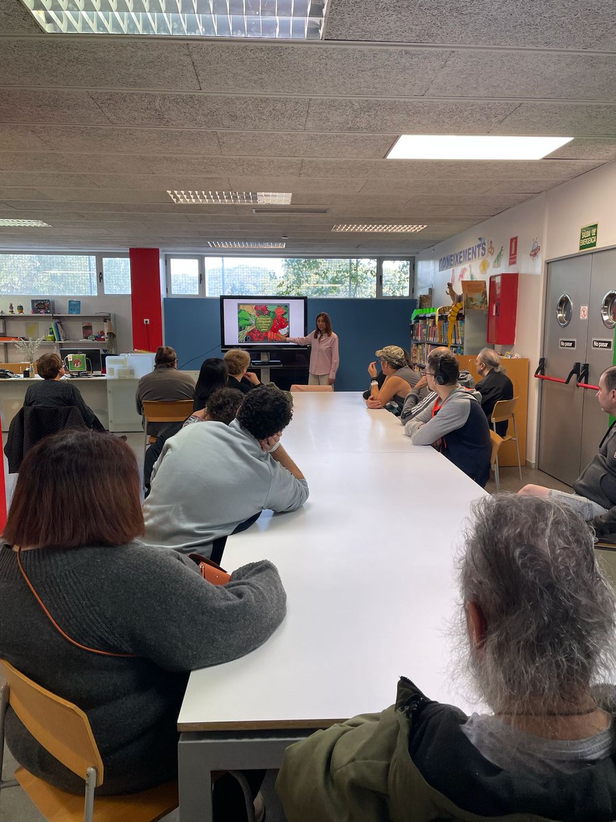 bibminasab's tweet image. Aquest matí, els nostres @amicsdelhospitaldelm #parcsalutmar #parcfòrum de l'@hospitaldelmar han vingut a fer una activitat molt divertida sobre l'alimentació saludable i la nutrició. 🥑🫑🍅🍎🥩🥙🥗

Mireu, mireu! 👀

#quèfemalesbiblios #nutrició #alimentaciosaludable #aliments