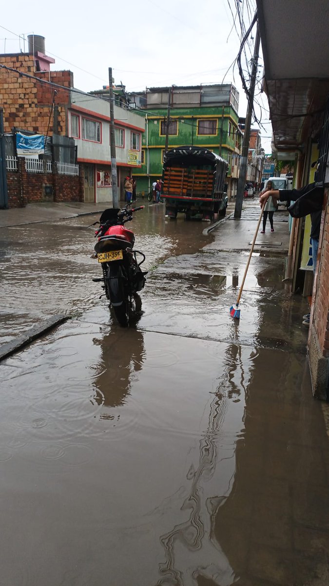 Chepelo's tweet image. Ayuda Urgente!!! @AcueductoBogota estamos inundados en la Carrera 18 # 185 B 04 Barrio Verbenal. Localidad Usaquen