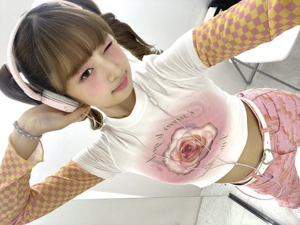 picsnaoirei's tweet photo. this hairstyle was made for her 🍥 https://t.co/3XXr7LH4IN