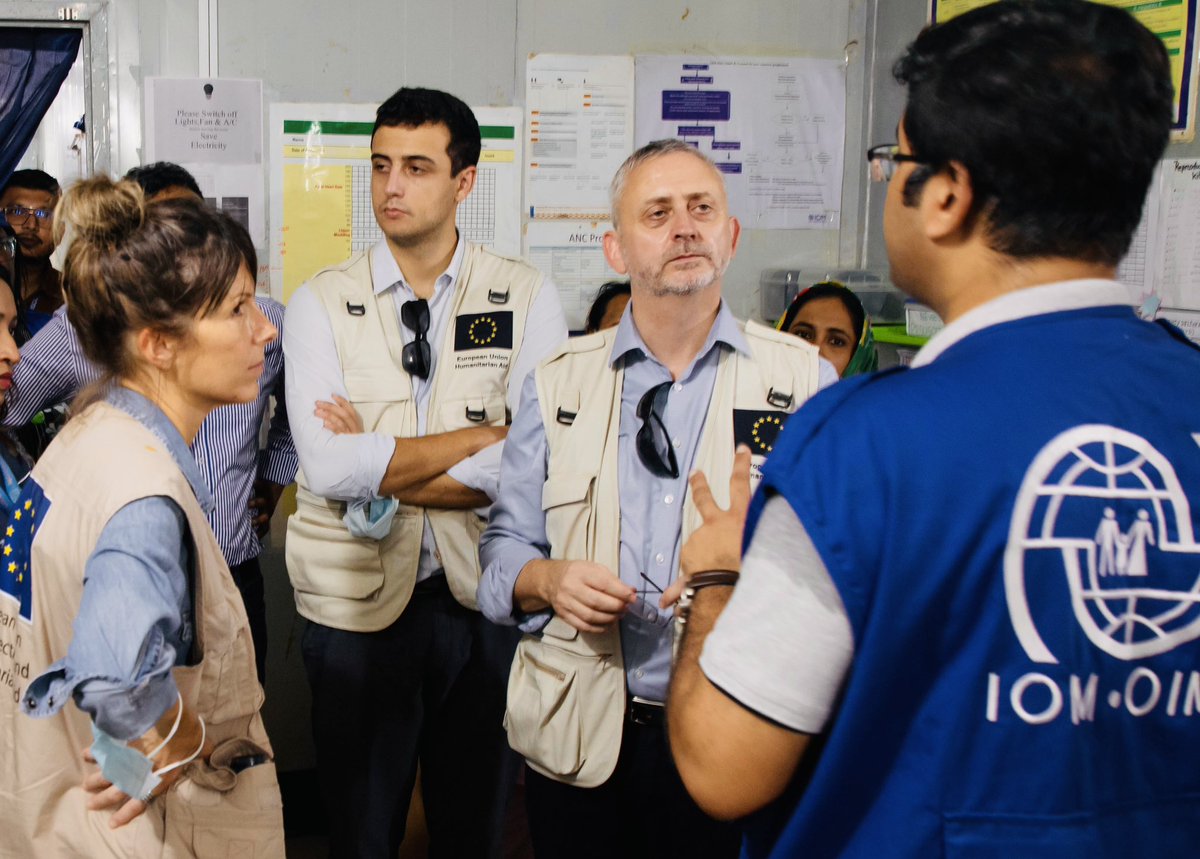 EUinBangladesh's tweet photo. Did you know? 🌍 In Cox’s Bazar, 33 camps shelter nearly 1 million #RohingyaRefugees who fled violence in Myanmar. The EU 🇪🇺 is committing 💶 €43M for humanitarian aid & 💶 €35M for development to support essential services for refugees 🏥 and economic growth 📈 in host communities. #EUSupport #RohingyaRefugees #EUsolidarity @eu_echo @IOMBangladesh