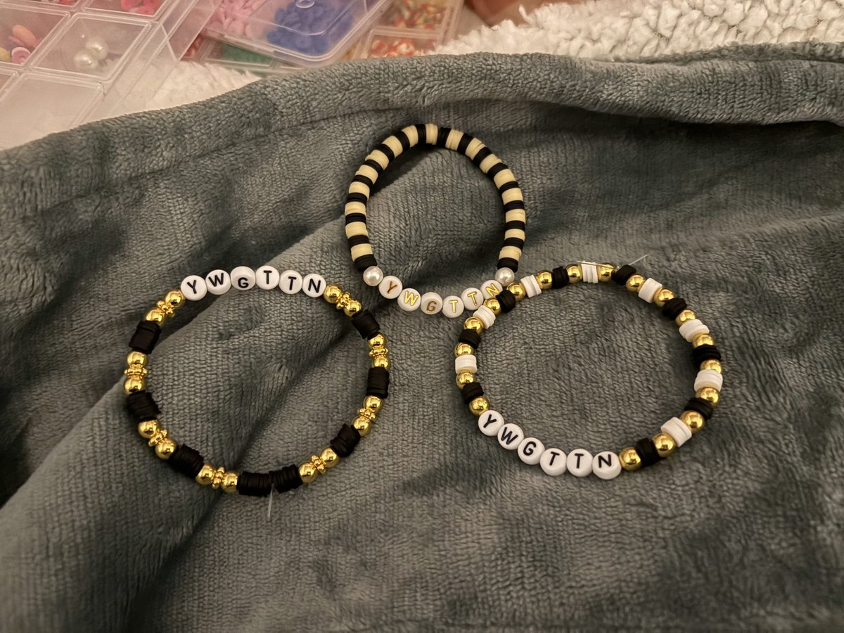 deadandahalf's tweet image. i know there’s not much any of us can do but i wanted to put a little good into the world! if you live in the us i want to send u a bracelet!! im going to be making as many as i can so pls rt this if u want one!! we will get through this 💓🫂