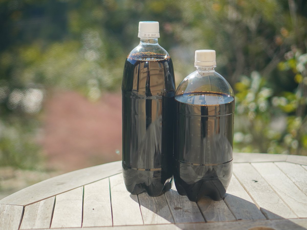 utsubatake's tweet image. ミミズコンポストの堆肥を回収しました。
ミミズさんは生ごみを減らして土にも優しい心強い家族です。

1 ミミズコンポスト
2 乾燥中のミミズ堆肥。卵の殻以外食べてくれます
3 ミミズさんのおしっこは濾過して水で薄めて使います
4 コロコロっとしていています

#ミミズコンポスト #wormcomposting