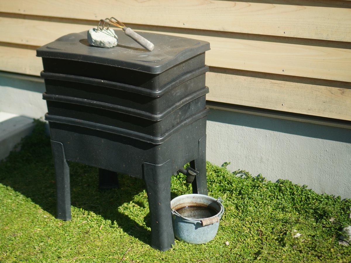 utsubatake's tweet image. ミミズコンポストの堆肥を回収しました。
ミミズさんは生ごみを減らして土にも優しい心強い家族です。

1 ミミズコンポスト
2 乾燥中のミミズ堆肥。卵の殻以外食べてくれます
3 ミミズさんのおしっこは濾過して水で薄めて使います
4 コロコロっとしていています

#ミミズコンポスト #wormcomposting