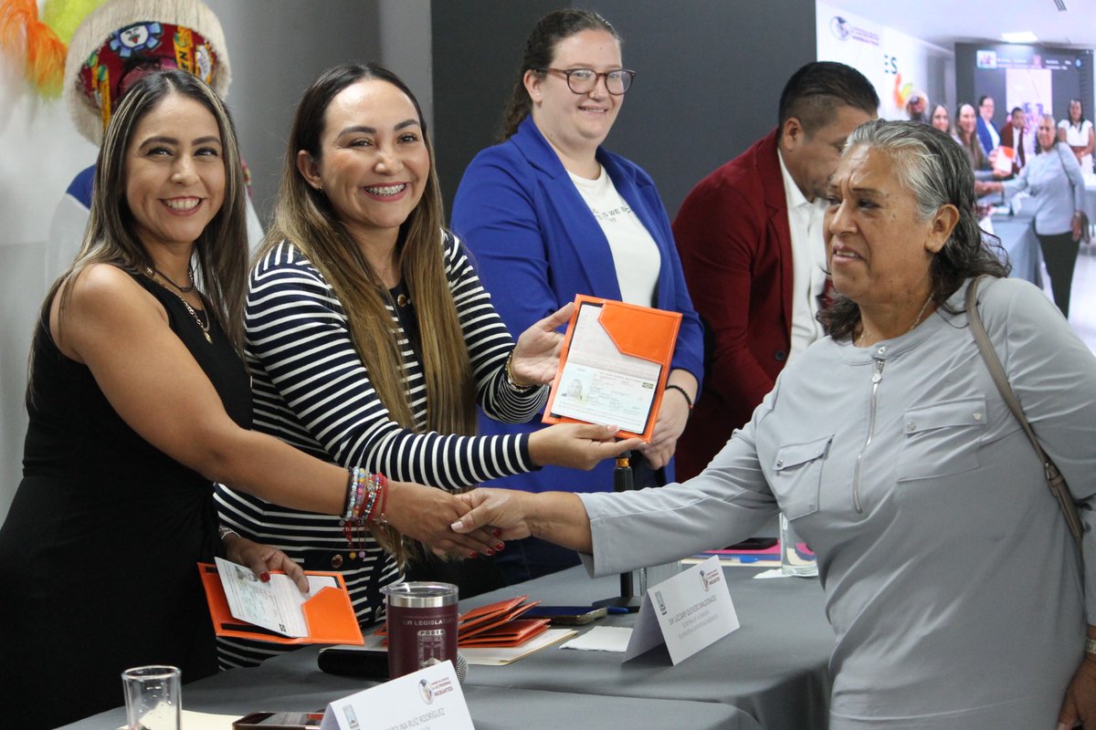 ESNOTICIAS4's tweet photo. INSTALA NAYLA CAROLINA RUIZ LA COMISIÓN DE ATENCIÓN A MIGRANTES 

La diputada de Morena se comprometió a trabajar a favor de este sector de la población https://t.co/5DVCJUwjhx