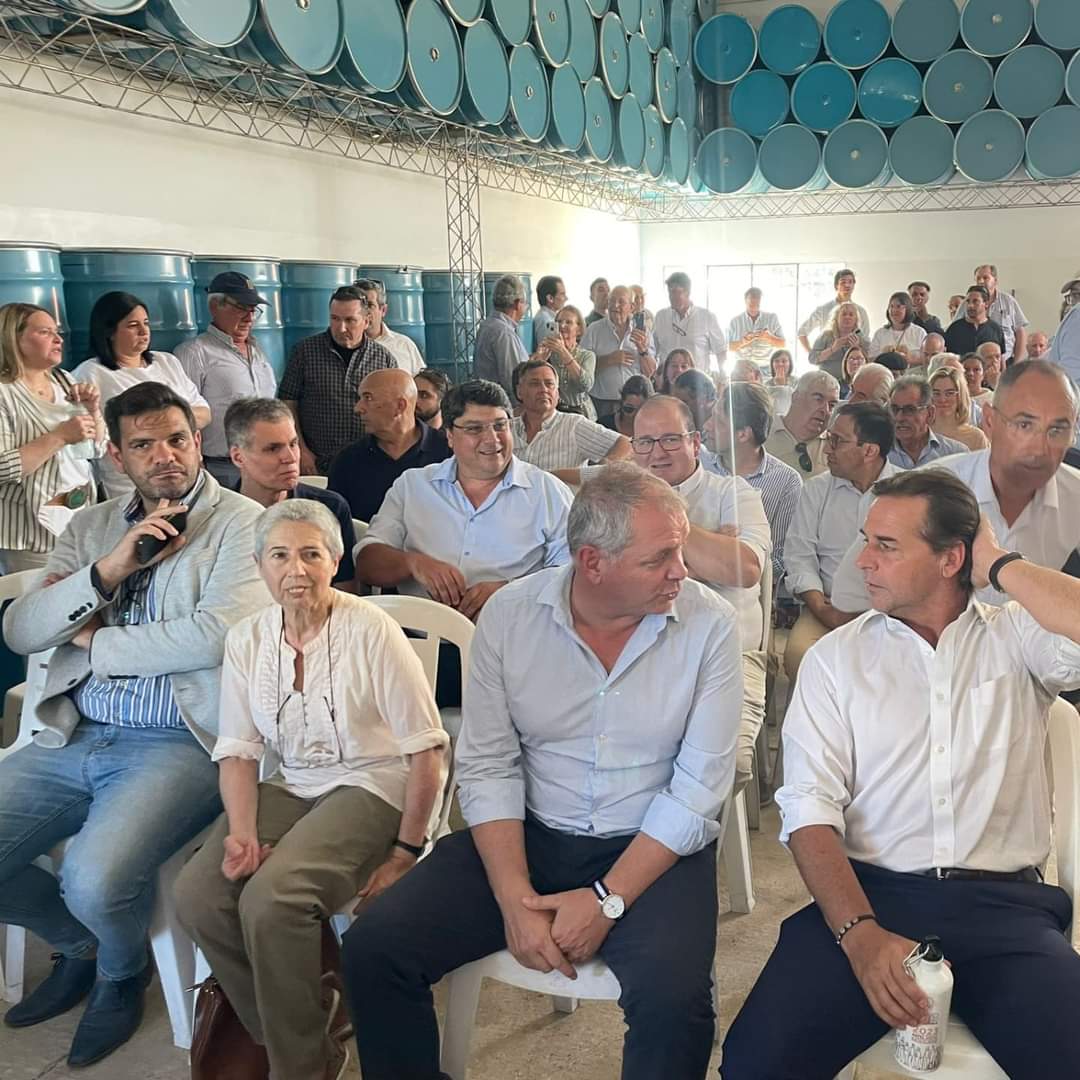 Apertura de la Zafra de la Miel hoy en Sarandí Grande, Florida con la presencia del Presidente de la República <a href="/LuisLacallePou/">Luis Lacalle Pou</a> , autoridades del <a href="/MGAPUruguay/">MGAP</a>  <a href="/ignacio_buffa/">juan ignacio buffa</a> <a href="/nchiesa/">Nicolas Chiesa</a> ,  de la CHDA <a href="/NestorCausa/">Nestor Causa</a> y de la mesa apicola de Florida