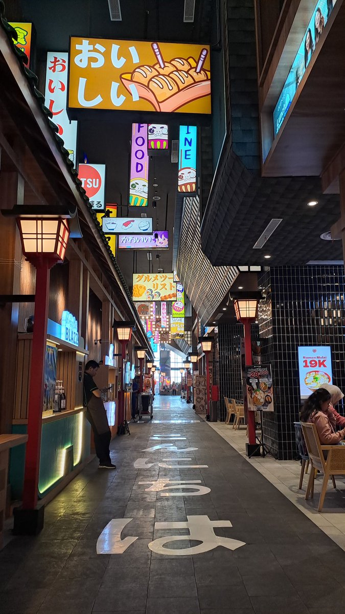 mic107_cam's tweet photo. before edit &amp; after edit
Harajuku Street - Queen City Mall Semarang
Samsung Galaxy A33
Lightroom Mobile https://t.co/HpHTWjQ7Fy