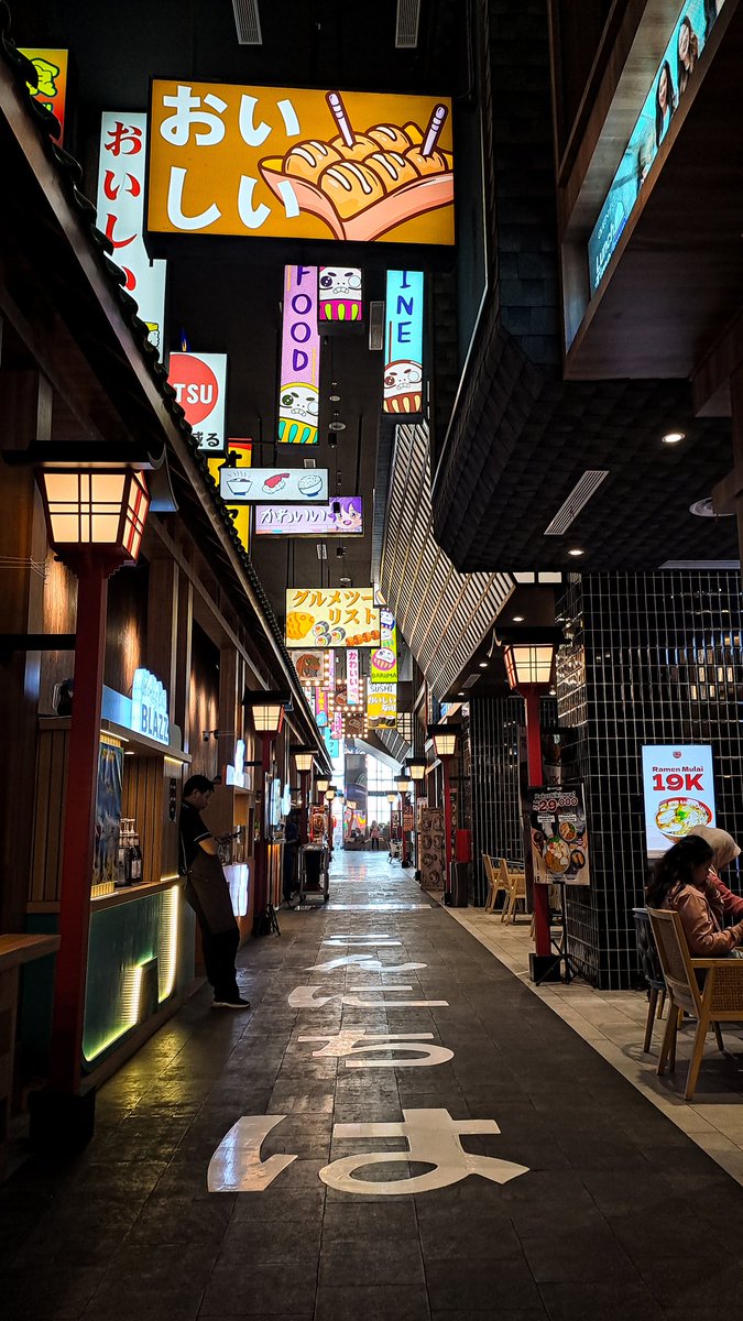 mic107_cam's tweet photo. before edit &amp; after edit
Harajuku Street - Queen City Mall Semarang
Samsung Galaxy A33
Lightroom Mobile https://t.co/HpHTWjQ7Fy