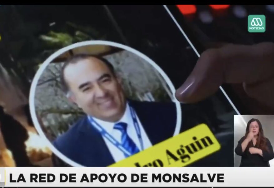 CataVelascoK's tweet photo. Este es 1 de los 3 funcionarios del Ministerio del Interior,que viajó desde Santiago a Viña para llevar, ropa, zapatos y alimentos al departamento de Monsalve a la 1:50 am, solo por el afecto, cariño y preocupación hacia el. “El mejor compañero de La Moneda” 🎖#Corruptos ☠️ https://t.co/rZYzQXzyuw