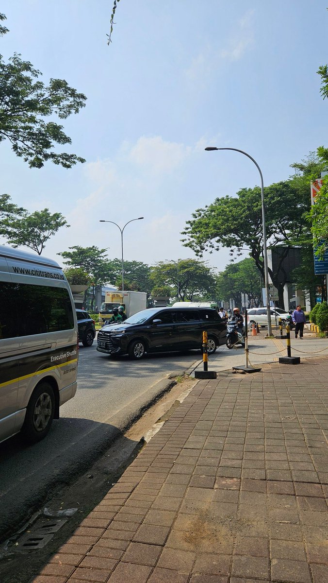 yoonneezz's tweet photo. Hari ini s11 ga lewat wisma bca deket teraskota apa gimana deh..😔 https://t.co/ActgAhEl1T