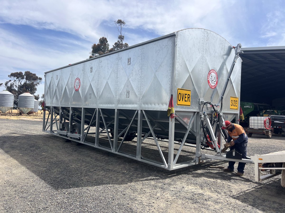 RodPohlner's tweet image. Would like to thank Shane and his team for going out of their way to get one of their 90t Easy field bins to us for the start harvest, really looking forward to using it😃