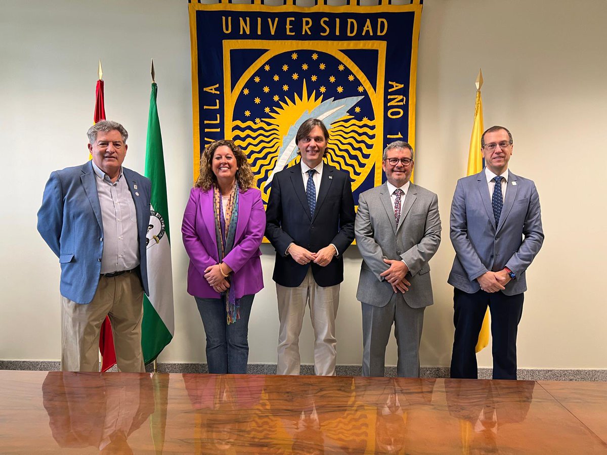 Fue un honor ser el docente a cargo de la apertura del Máster “Educación para el Desarrollo, Sensibilización Social y Cultura de Paz” en Univ. Pablo de Olavide 🇪🇸. Gracias Esther Prieto y  Guillermo Domínguez por esta experiencia transformadora. 🌍 #Educación #CulturaDePaz