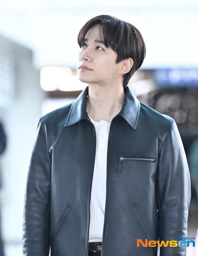 PHOTO】2PM ジュノ、日本スケジュールのため出国…クールな魅力（動画