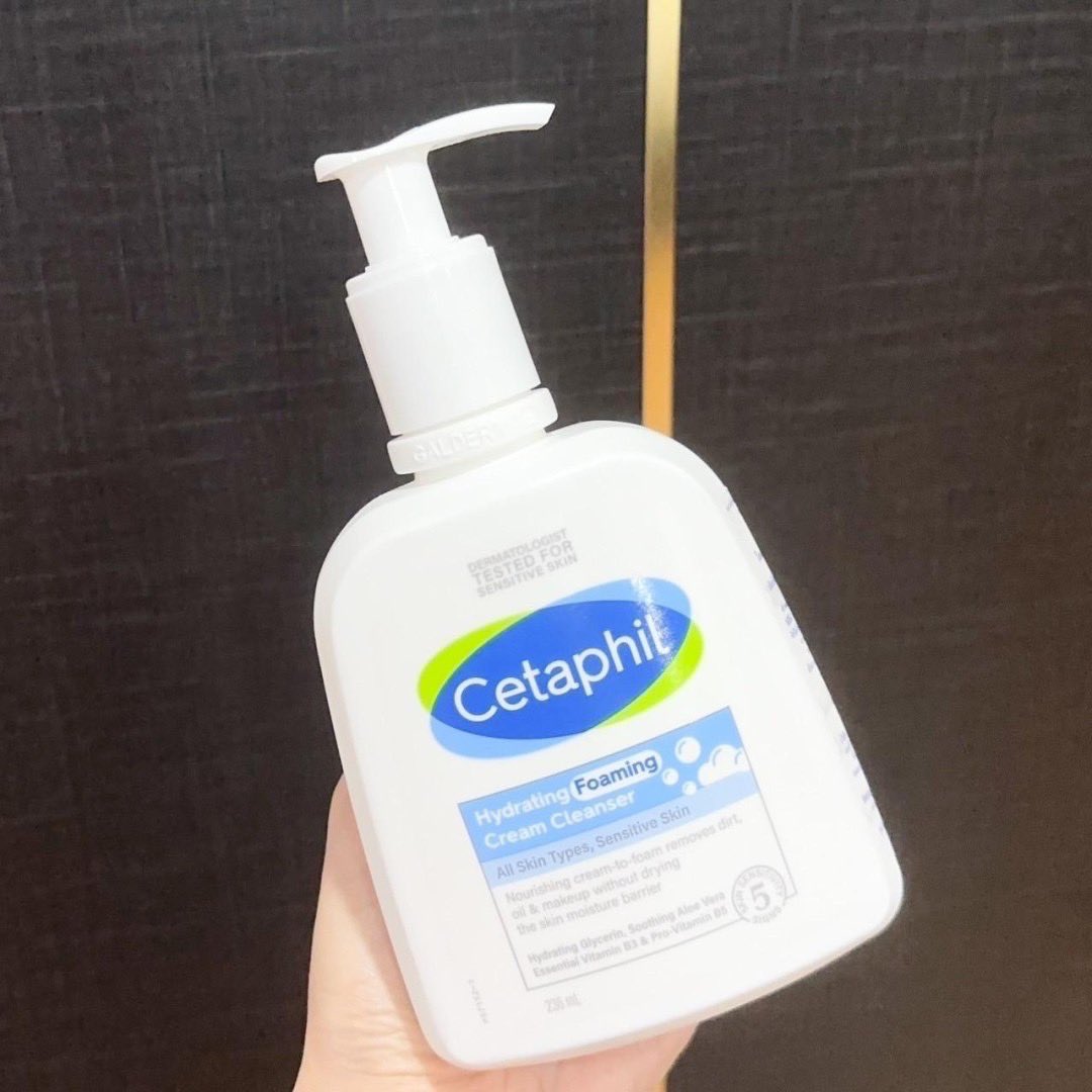 HoneyzBenya's tweet photo. โฟมล้างห��้าฝาขาว Cetaphil Hydrating Foaming Cream Cleanser ใช้ดีอะ ฟองนุ่มมาก อ่อนโยน ช่วยกำจัดความมัน สิ่งสกปรก และเครื่องสำอางบนผิวหน้าได้หมดจด ผิวแพ้ง่ายก็ใช้ได้น้า นี่ใช้หลังจากไปกด��ิวมา สิวแทบไม่ขึ้นใหม่เลย หน้าไม่เอี๊ยดด้วย เลิฟฟฟฟ 😍
#LetYourCetaphilSkinBareItAll
#ผิวดีเผยได้ไม่มีอุดตันด้วยCetaphil
#ผิวดีฟีลสบายไร้อุดตัน