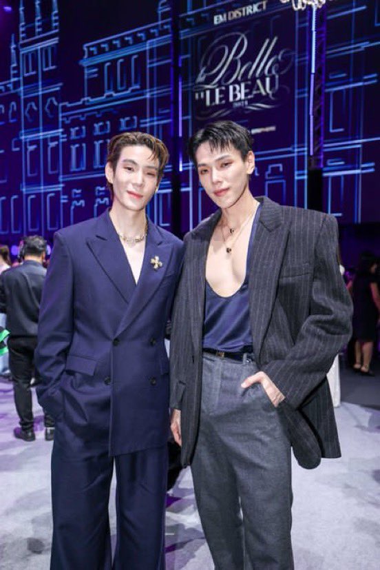 newsscalaa's tweet photo. EM DISTRICT เปิดตัว “มิวอ้อน ณณณ - เมจิ ณัชชา” แรงบันดาลใจของคนรุ่นใหม่ 
พร้อมโชว์ชุดพิเศษสุดอลังจากศิลปินชื่อดัง “ต้าห์อู๋ – รัดเกล้า” 
ในงาน EM DISTRICT LA BELLE et LE BEAU 2024 
 
เอ็ม ดิสทริค โดยศูนย์การค้า เอ็มโพเรียม เอ็มควอเทียร์ และเอ็มสเฟียร์ เนรมิตค่ำคืนอัน
แสนพิเศษกับงานกาล่าสุดยิ่งใหญ่แห่งปี “EM DISTRICT LA BELLE et LE BEAU 2024” (เอ็ม ดิสทริค   ลา เบล เอ เลอ โบ 2024 ) ภายใต้คอนเซ็ปต์ THE GRAND DEBUT OF GRACE AND GLAMOUR เผยโฉม 16 หนุ่มสาวตัวแทนของคนรุ่นใหม่ที่เต็มเปี่ยมด้วยแพชชั่น มีคาแรกเตอร์อันโดดเด่นและเป็นตัวของตัวเองเพื่อเป็นต้นแบบที่ดีให้แก่สังคมและสร้างอินสไปเรชั่นให้คนรุ่นใหม่พร้อมเปิดตัว “EM STELLAR” Membership Program ด้วยที่สุดแห่งพริวิเลจสำหรับคนรุ่นใหม่ ที่ตอบโจทย์ทุกไลฟ์สไตล์ของคนยุคดิจิทัล
 
ภายในงาน “EM DISTRICT LA BELLE et LE BEAU 2024” ได้เนรมิต SPHERE HALL ศูนย์การค้าเอ็มสเฟียร์ ให้เป็นพระราชวังฝรั่งเศสอันหรูหราในรูปแบบ Immersive ที่ทันสมัย พร้อมการแสดงเปิดฟลอร์เต้นรำในชุด “LA DANSE DE LA BEAUTÉ” จาก 8 สาว LA BELLE และ 8 หนุ่ม LE BEAU นำโดย เมจิ - ณัชชา 
ไชยพะยอม สาวมากความสามารถจากวง ALALAและ มิวอ้อน - ณณณ นามปีติ นักร้องหนุ่มสุดฮอตจากวง ATLAS ซึ่งเป็นตัวแทนคนรุ่นใหม่ที่เต็มเปี่ยมไปด้วยแพชชั่น มีคาแรกเตอร์ที่โดดเด่นเป็นของตัวเอง เพื่อสร้างแรงบันดาลใจให้กับคนรุ่นใหม่และเป็นพลังในการสร้างสรรค์สังคมให้น่าอยู่
 
พร้อม โชว์ชุดพิเศษจากศิลปินเสียงทรงพลังอย่าง ต้าห์อู๋ - พิทยา แซ่ฉั่ว และ รัดเกล้า อามระดิษที่มาร่วมขับร้องบทเพลงอันไพเราะร่วมกับวงออร์เคสตร้า ได้แก่เพลง Die With Smile, Feeling good และ Can’t Help Falling In Love ฯลฯ เรียกเสียงปรบมือและสร้างความประทับใจให้กับแขกที่มาร่วมงาน
 
โดยบรรยากาศภายในงานอบอวลไปด้วยความสุข ความอบอุ่น และกำลังใจจากทั้ง 16 ครอบครัว เหล่าสาวเดบูตองส์รุ่นพี่ ซูเปอร์สตาร์ชื่อดัง อย่างมาร์กี้ – ราศรี บาเล็นซิเอก้า, เจเจ - กฤษณภูมิพิบูลสงคราม, 
ศรีริต้า เจนเซ่น ณรงค์เดช และกรณ์ ณรงค์เดชพร้อมแขกผู้มีเกียรติกว่า 200 คน ที่มาร่วมให้กำลังใจทั้ง 16 หนุ่มสาวในค่ำคืนอันแสนพิเศษครั้งนี้ร่วมกัน
 
นอกจากนี้ ได้เปิดตัว “EM STELLAR Membership Program” โปรแกรมสมาชิกสุดเอ็กซ์คลูซีฟ ซึ่งมาพร้อมสิทธิพิเศษที่ตอบโจทย์ทุกความต้องการและทุกไลฟ์สไตล์ของคนรุ่นใหม่ ด้วยการเรียนเชิญลูกค้าที่มีอายุในระหว่าง 18 - 30 ปี ร่วมเป็นสมาชิก 100 คนแรก เพื่อรับสิทธิพิเศษต่างๆ มากมาย อาทิ สิทธิพิเศษสำหรับทดลองขับรถซูเปอร์คาร์, บริการที่จอดรถโซนพิเศษ, งานปาร์ตี้วันเกิดกับลักชัวรีแบรนด์ดัง, สิทธิพิเศษจาก PP GROUP และ PACIFICA GROUP, สิทธิพิเศษจากร้านอาหารภายใน EM WONDER, สิทธิพิเศษในการร่วมชมคอนเสิร์ต หรือ MEET & GREETS กระทบไหล่ดารา - ศิลปินชื่อดังระดับโลกที่ UOB LIVE, การชมภาพยนตร์รอบ VIP รวมถึงรับเชิญเข้าร่วมกิจกรรมสุดเอ็กซ์คลูซีฟของ เอ็ม ดิสทริคฯลฯ
 
พบกับสิทธิพิเศษและบริการสุดเอ็กซ์คลูซีฟมากมายจาก “เอ็ม ดิสทริค” ได้ที่ศูนย์การค้าเอ็มโพเรียม เอ็มควอเทียร์ และเอ็มสเฟียร์ พร้อมติดตามรายละเอียดเพิ่มเติมที่ Facebook : EMPORIUM EMQUARTIER และ EMSPHERE at EM DISTRICT หรือ LINE OFFICIAL : @EMDISTRICT