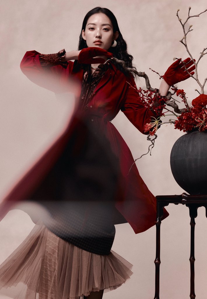 juzui_official's tweet photo. 𝐉𝐔𝐙𝐔𝐈 2024 Fall Collection
A red dress, with a minimalist style to create attractive lines.
Between the virtual and real, to express modern art aesthetics with Oriental elegance.
#JUZUI #fashion #2024fall https://t.co/YJiVDxCyBt