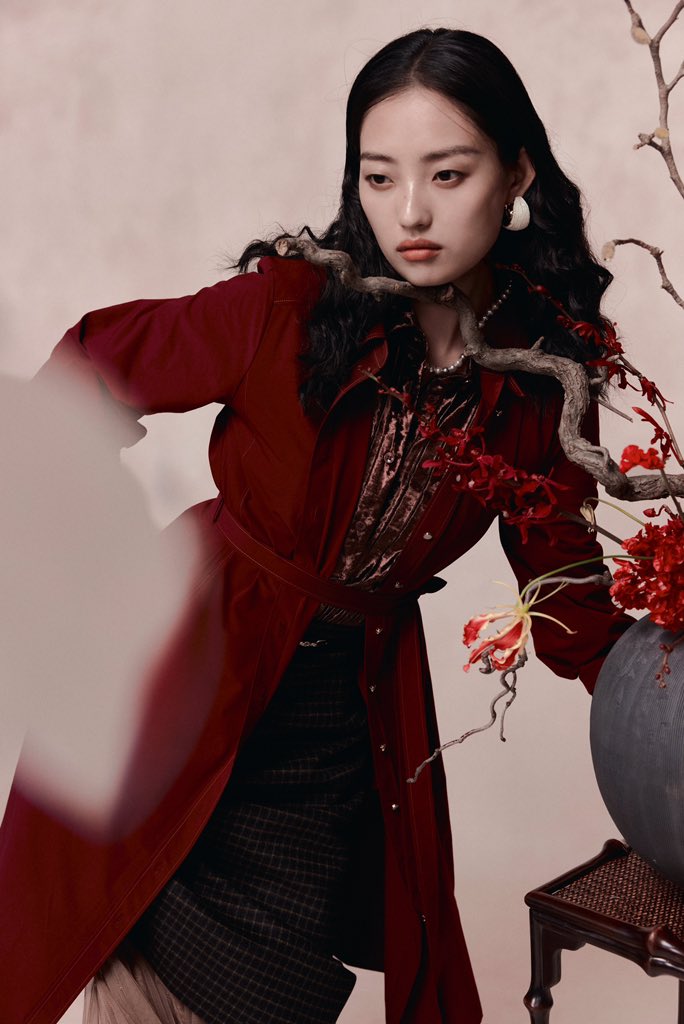 juzui_official's tweet photo. 𝐉𝐔𝐙𝐔𝐈 2024 Fall Collection
A red dress, with a minimalist style to create attractive lines.
Between the virtual and real, to express modern art aesthetics with Oriental elegance.
#JUZUI #fashion #2024fall https://t.co/YJiVDxCyBt