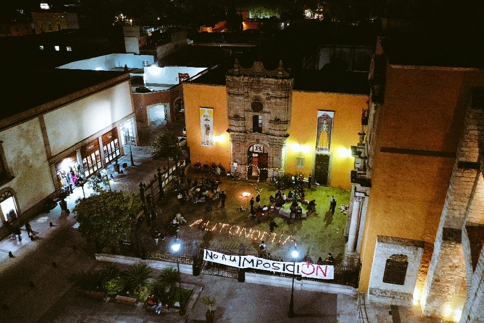 Esta noche, la comunidad universitaria sigue firme y unida en su lucha. 

Aunque la noche cae, el compromiso y la esperanza de cada estudiante, docente y trabajador continúan iluminando nuestro camino.

#UniversitariosDeCorazón #RafaelMierUJED #UJED #NoalaImposición