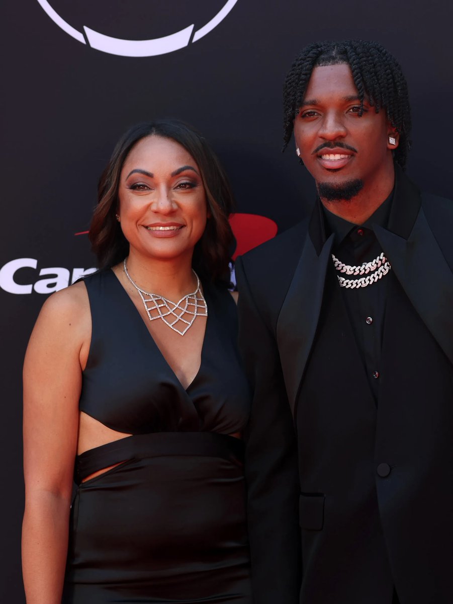 MLFootball's tweet photo. CONGRATULATIONS🚨

Regina Jackson, the mother of #Commanders quarterback Jayden Daniels officially became a NFLPA certified agent earlier last month. 

@LovelyMzJackson is now officially representing her son as his agent, per PA records. https://t.co/6poc2dAW4U