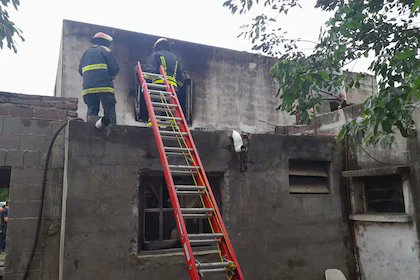 desaparecidaorg's tweet photo. Aralí tenía 8 años, la violaron y la mataron!!!, su padrastro Ezequiel Simeone es el violador femicida, que incendió la casa para encubrir su crimen. Otras de dos personas fueron imputadas, incluyendo a la mamá de Aralí. La mataron para tapar el abuso!! #Justicia!! QEPD Aralí 💜 https://t.co/s3gL29s3lx