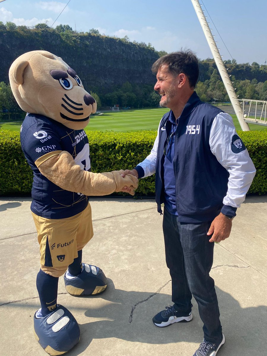 PumasMX's tweet photo. • Se ganó ante Querétaro • 

-Goyo se encuentra al D.T. Gustavo Lema 👨‍🏫 

-¡Goyo lo saluda con alegría! 😉 

#DePumasSoy #OhUniversidad https://t.co/RK8FlrByPz
