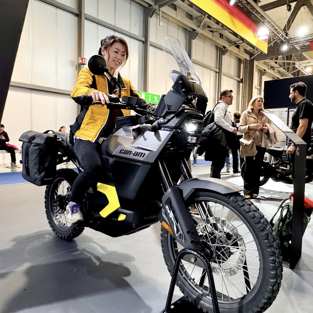 amikimura996's tweet photo. Can-Amの電動バイクORIGIN(オリジン)と、アドベンチャー三輪バイクCan-Am Canyon(キャニオン)の実車が!!!
カンナムには二輪モトクロスの歴史があるから、オフロードのノウハウも熟知!
めちゃユニークで、愛嬌あって、本気もできるカンナムの乗り物たちは、ホント面白い
#CanAmCanyon #CanAmOrigin https://t.co/OihvwjUAi8