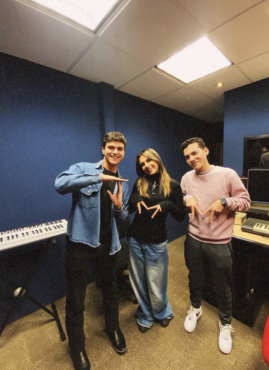 Chema_Qune's tweet photo. Mis papis el REENCUENTRO DE JUMAMO♥️♥️🫶🏻🫶🏻😍😍😍
@MarLara_Oficial @julioavilaaaaa @mgiron_of los te cu eme
ojalá hagan un concierto juntos 🙏
#Maremotomos #Juliovers #Girones #Watafaks 🦁🐒🐬 https://t.co/n3ua6oG95P
