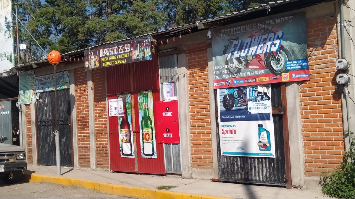 AbrahamJesusAc4's tweet photo. #Observadortlaxcaltec 
Paralizan alrrededor de 60 comercios establecidos obras de reencarpetamiento de la calle Real,mismos que debieron haberse iniciado en más de 5 mil 300 metros cuadrados en una de la calles que"no recibieron mantenimiento por el exalcalde  Perez Saavedra... https://t.co/1mK0tho5Gd