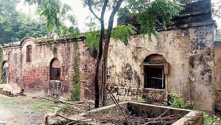 shivrajan97's tweet photo. @TimesAlgebraIND After killing Saunders in 1928, revolutionary Bhagat Singh took shelter in this house for 15 days. It is located in Uyari village in West Bengal. Bhagat Singh came to Uyari village on the advice of Batukeshwar Dutt, as this village was also the ancestral home of Batukeshwar Dutt. https://t.co/meYjCq6eKe
