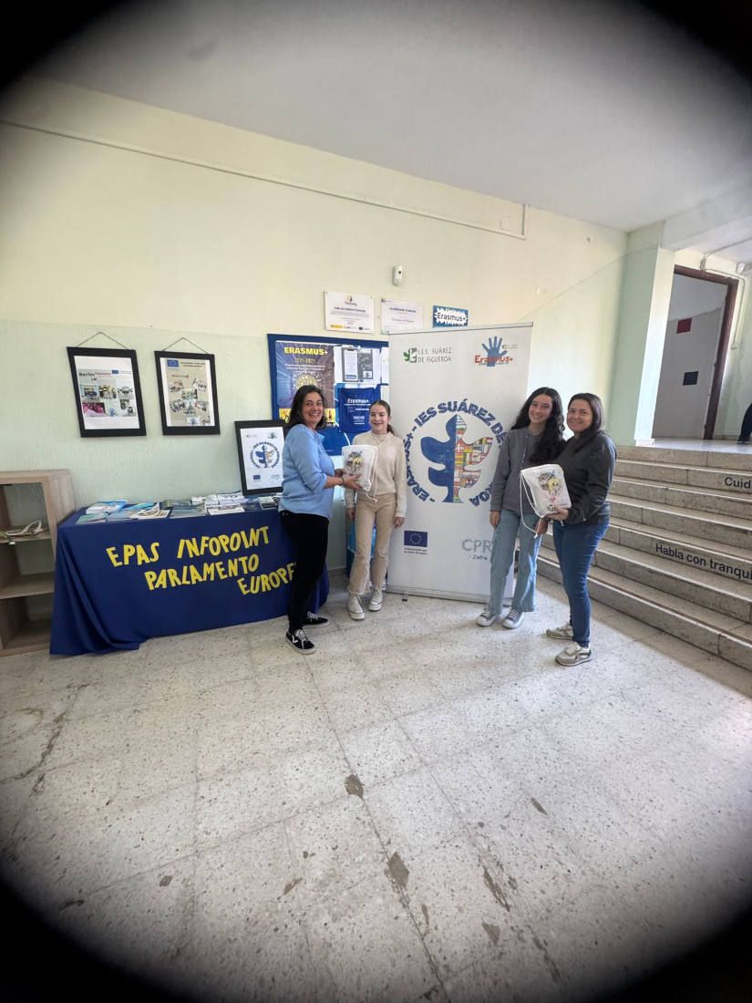 IesSuarez's tweet photo. Nuestras alumnas Ángela y Belén reciben un pequeño detalle por ser las responsables del diseño de nuestro Roll Up Erasmus+.
Enhorabuena a las dos.
"Cambiando Vidas, Abriendo Mentes", #acreditacionerasmus, #sepiegob, #abriendomentes #construyendoeuropa #lenguasextranjeras https://t.co/AkKM4VvVZZ