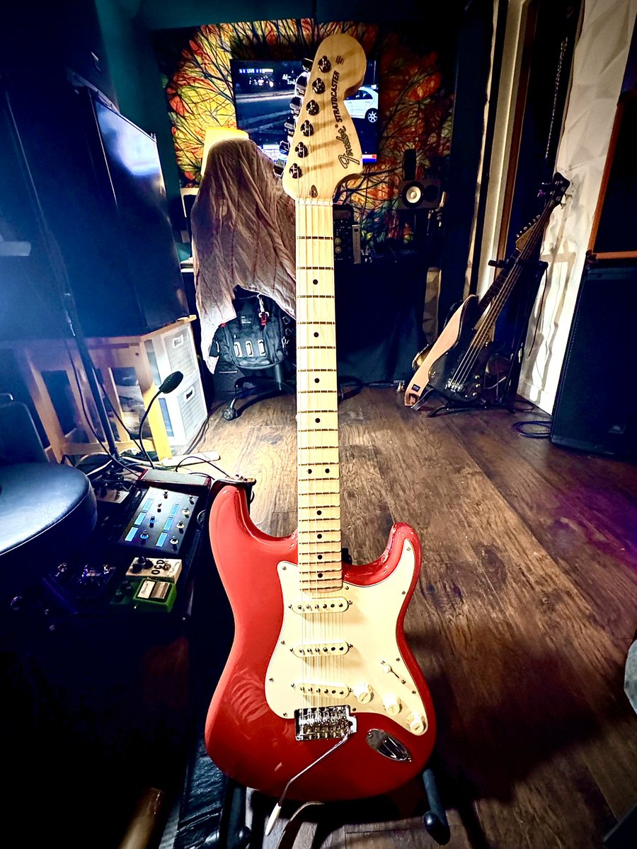 TommyBThompson's tweet photo. My favorite Strat build so far!!! She burns! 🎵🎶🇺🇸🎸🔥🤘🏼

#Fender #Stratocaster #fiestared #kingtone #IYKYK #georgiasaltcustoms https://t.co/0YVzvYoDeY