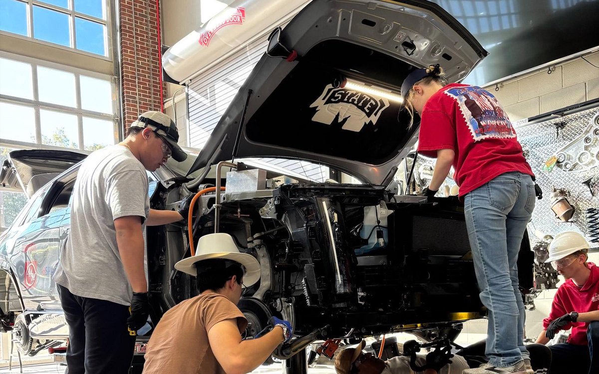 Big shoutout to our very own Jason Jasper, a senior in the CSE department, for being awarded a prestigious scholarship from the Mississippi Automotive Manufacturers Association (MAMA)! ￼￼🚗💻

Read more at msstate.edu/newsroom/artic…