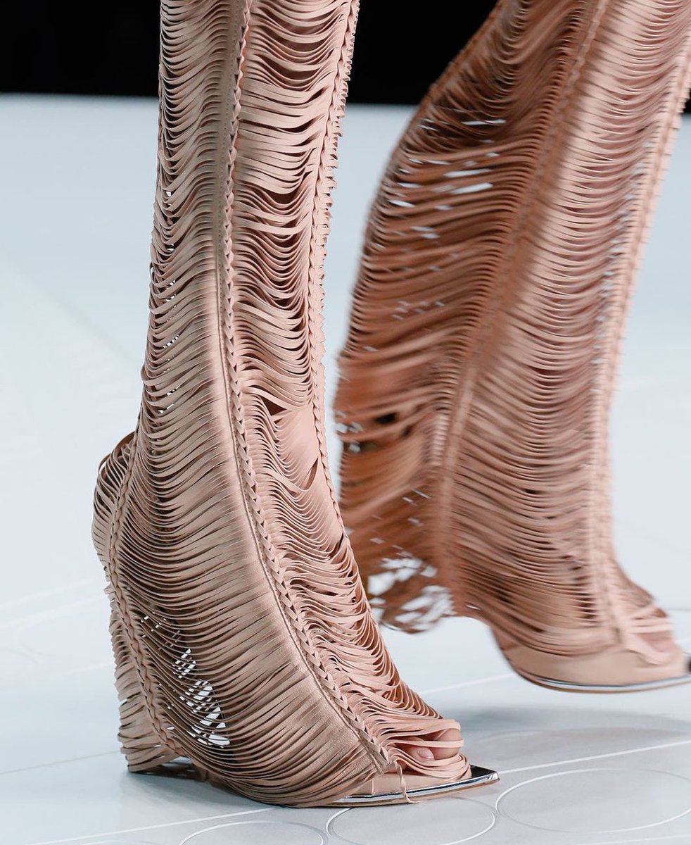 LaModeUnknown's tweet photo. The distressed fringe of ✨Roberto Cavalli✨ Spring/Summer 2013. 🪡 https://t.co/UUNwMVDy88