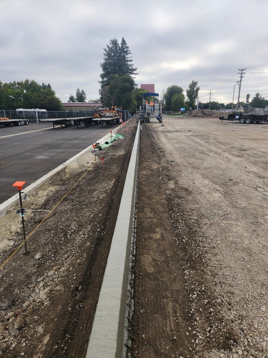 First job for this #PowerCurber 5700-D in Sunnyvale, CA, 600 linear feet of standup curb for a parking lot.

#PowerCurbers #PowerPavers #ConcreteConstruction #Construction #Slipform #MadeInUSA