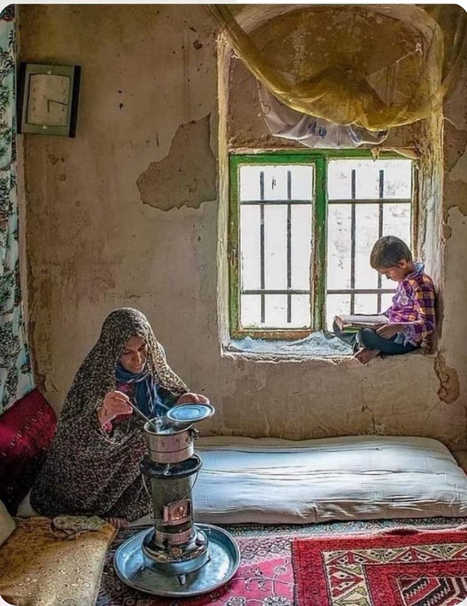 النعش المفقود 

(1)
مازلتُ أقلبُ أوراقي 
أترقبُ فرحي المولود 
أتنفسُ ظِلاً يتبعني 
يرسمني أملاً لنعود 
مازلتُ ومازلتُ أُفَتِش
عن ذاك النعشِ المفقود 

(2) 
أخبرني يافرحي الهاجر 
أتُرَاكَ تحِنُّ إلى صدري ؟ 
فتثوبُ لرشدكَ وتعود 
أخبرني يافرحُ سريعًا 
هل تنشدُ عنِّي الأيام ؟ 
أخبرني