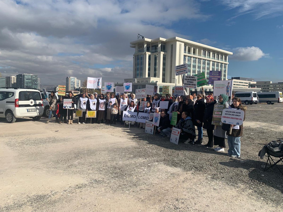 inciabatuhan's tweet photo. @AtvHaberTurkiye #DMD Kas Hastası 5000 Çocuk için aileleri 3 gündür seslerini duyurabilmeye çalışıyor.
Sağlık Bakanlığı Önünde Eylemdeyiz... 
FDA onayı alan ilacımızı talep ediyoruz‼️
#DmdBuradaVerilenSözlerNerede Soruyoruz?
Destek bekliyoruz https://t.co/hxC07NiYBm