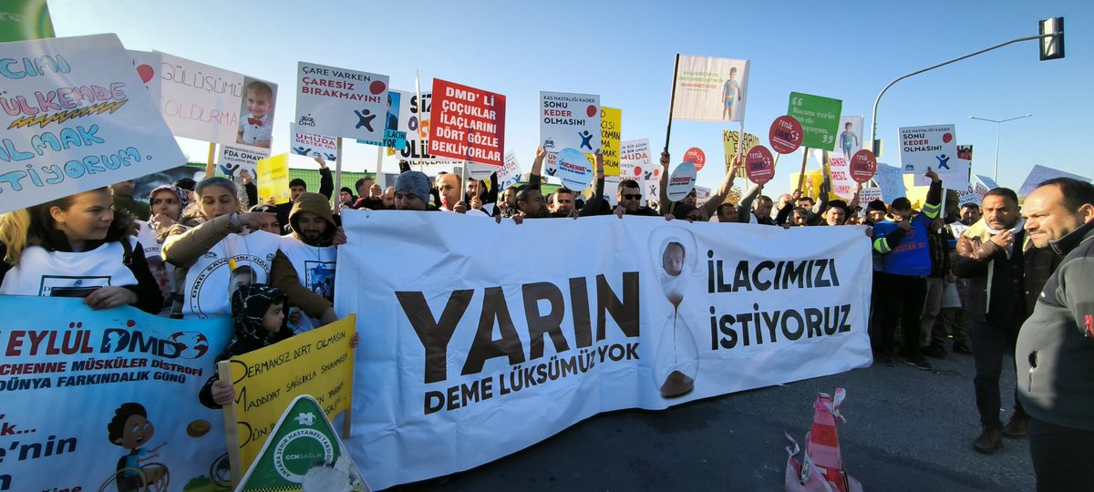 inciabatuhan's tweet photo. @AtvHaberTurkiye #DMD Kas Hastası 5000 Çocuk için aileleri 3 gündür seslerini duyurabilmeye çalışıyor.
Sağlık Bakanlığı Önünde Eylemdeyiz... 
FDA onayı alan ilacımızı talep ediyoruz‼️
#DmdBuradaVerilenSözlerNerede Soruyoruz?
Destek bekliyoruz https://t.co/hxC07NiYBm